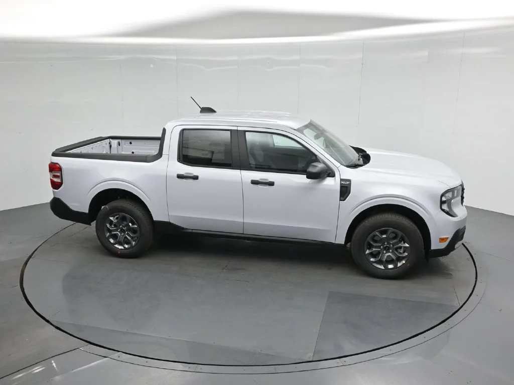 New 2026 Space White Metallic Ford XLT image 46