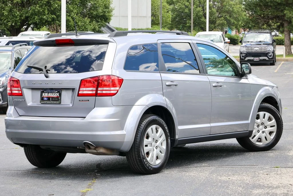 Used 2018 Silver Dodge SE image 3