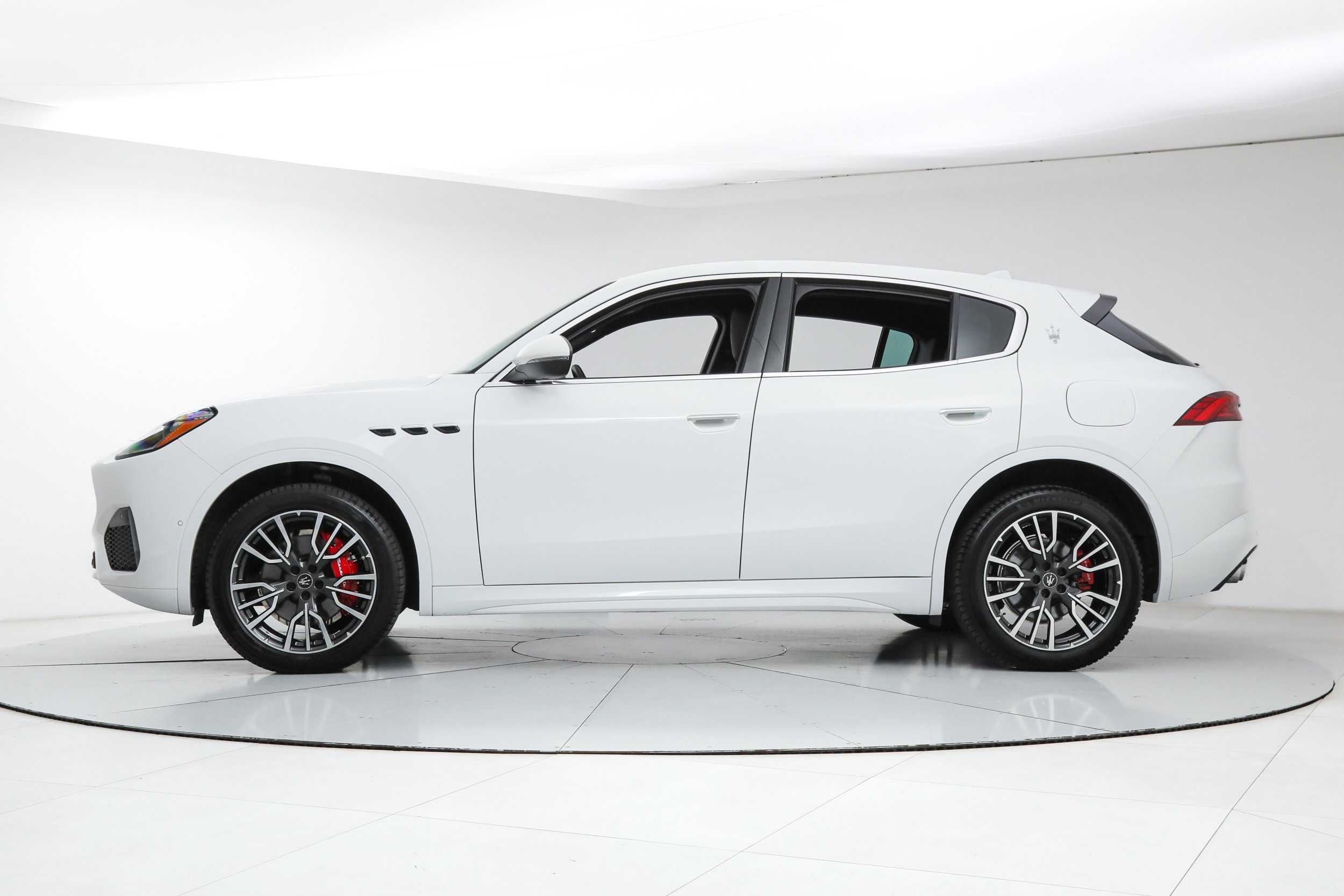 New 2025 White Maserati  image 2