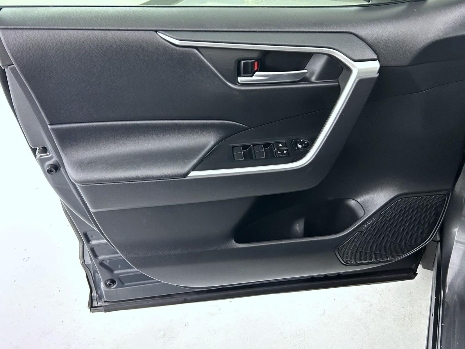 Used 2020 Gray Toyota XLE Premium image 9