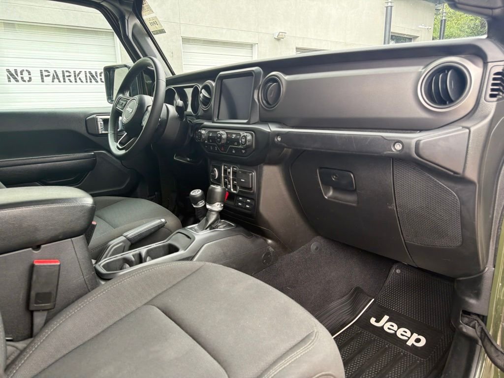 Used 2023 Green Jeep Sport S image 28