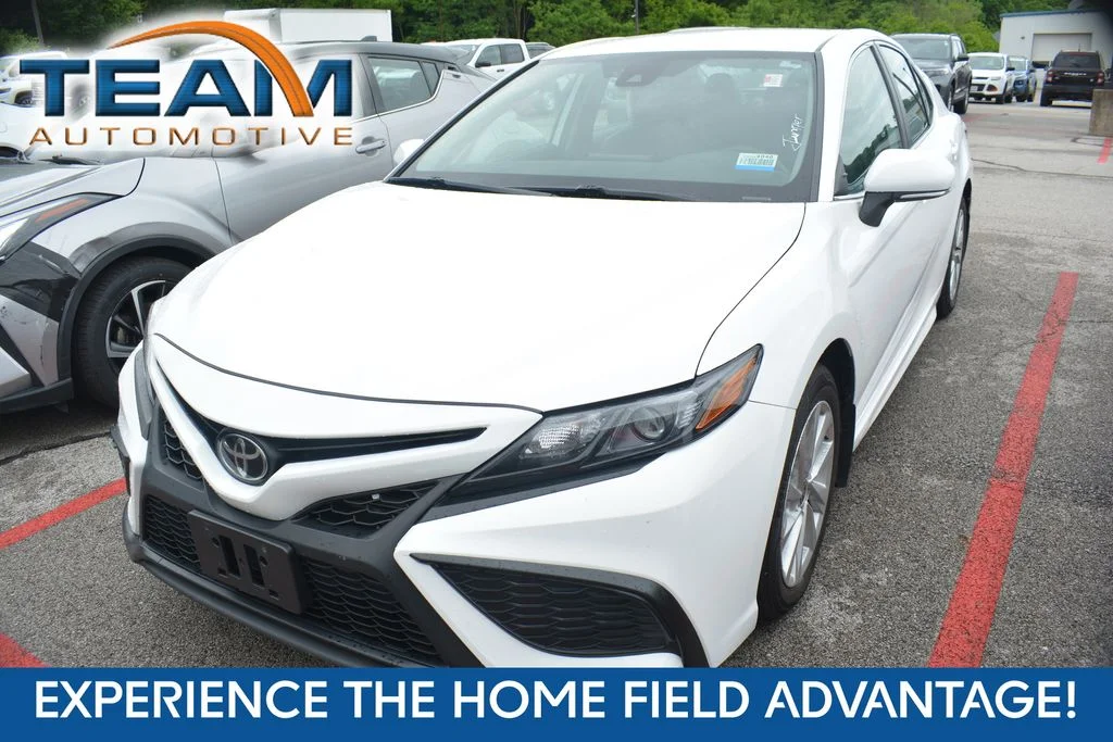 2024 Toyota Camry SE's photo