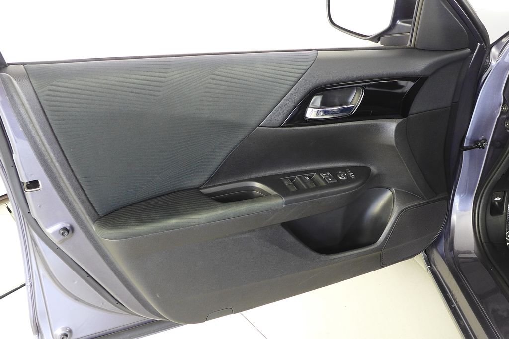 2016 Honda Accord LX - Photo 11