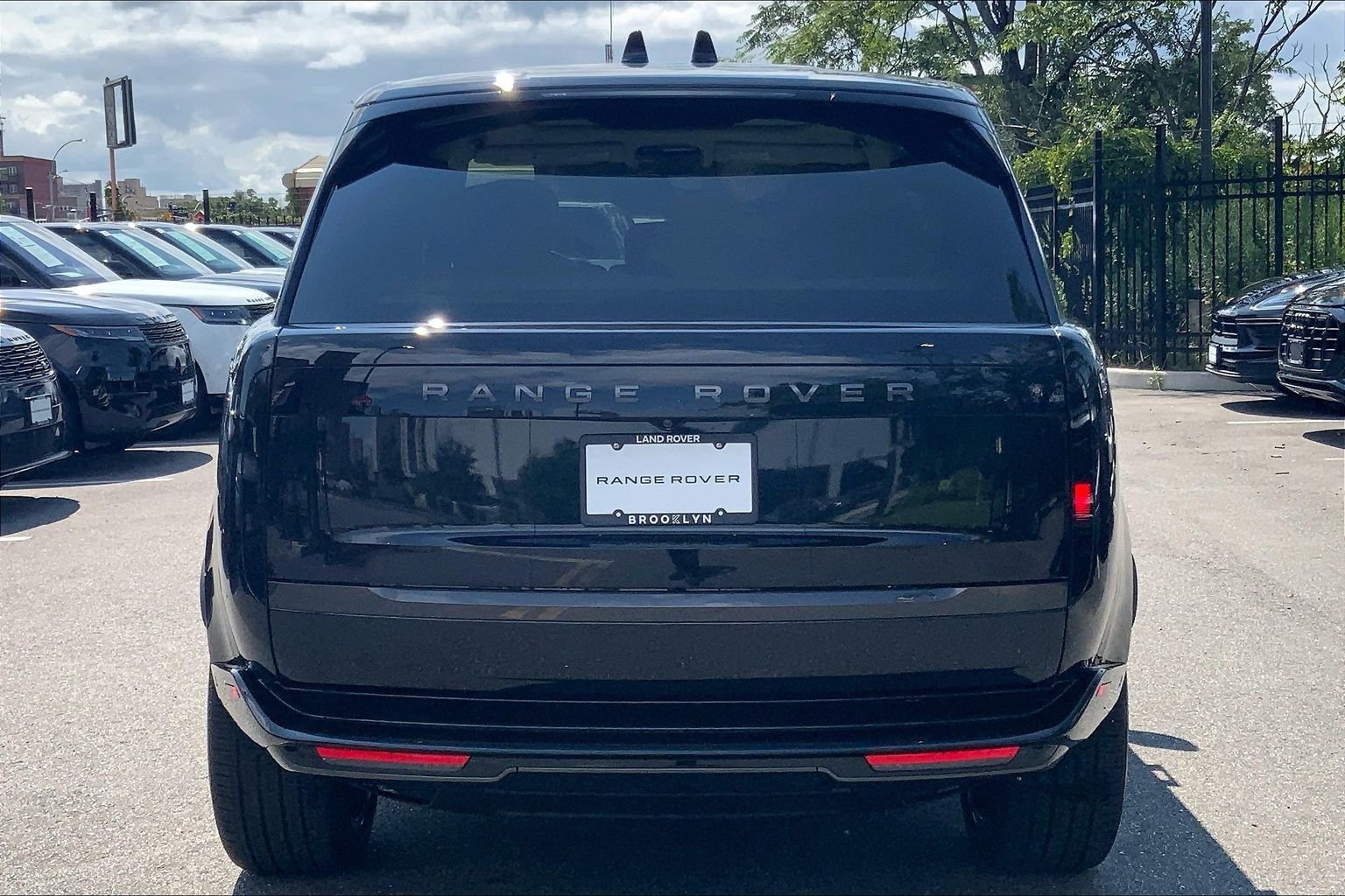 New 2026 Santorini Black Land Rover SE image 4