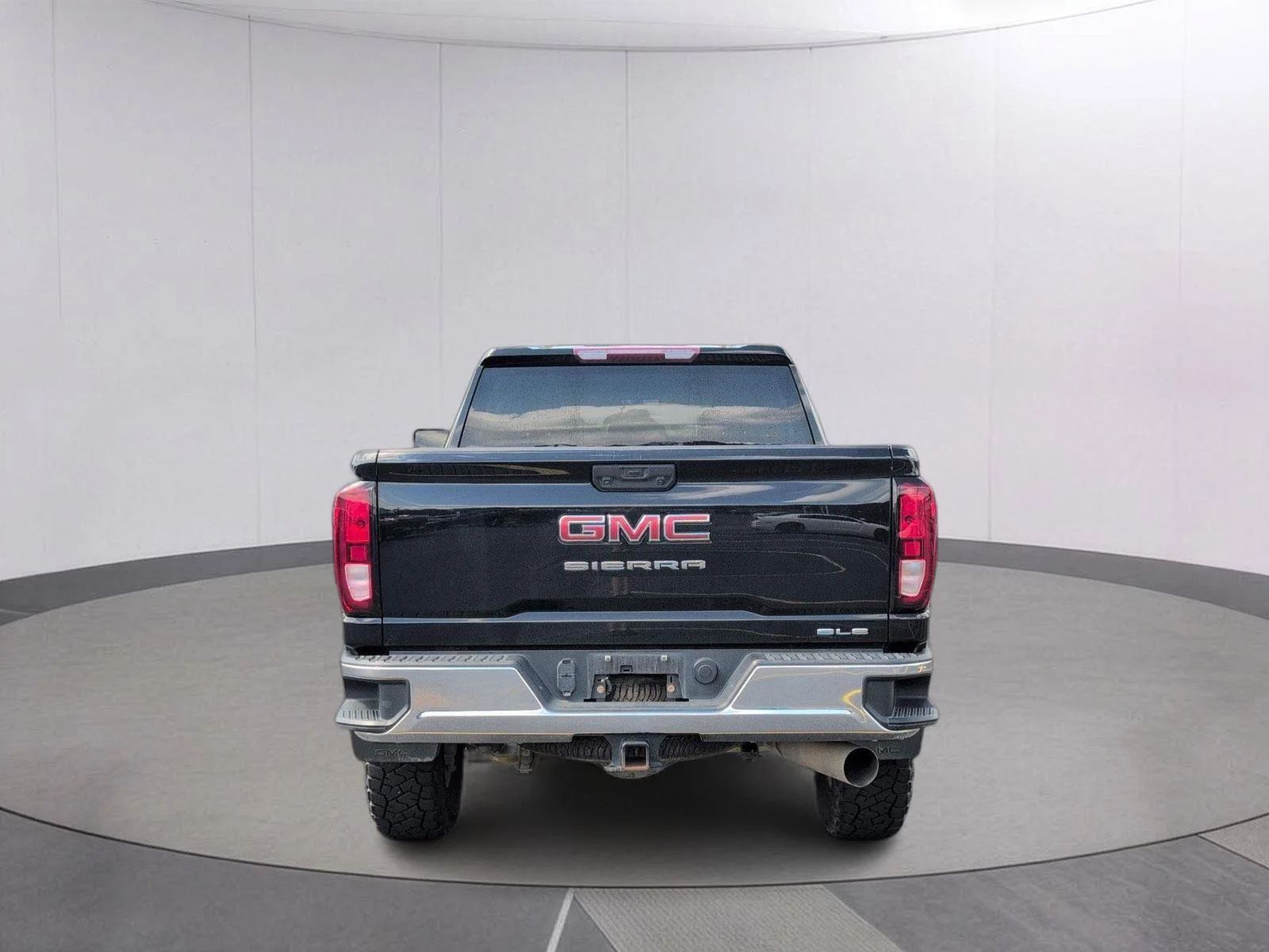 Used 2022 Onyx Black GMC SLE image 4