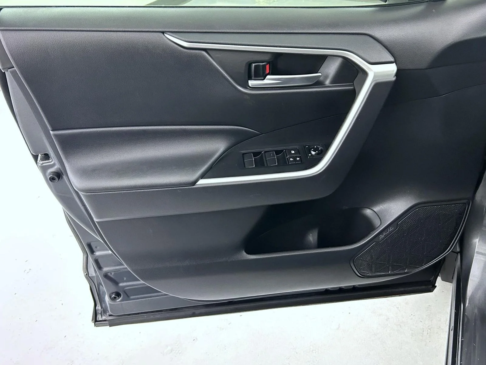 Used 2020 Gray Toyota XLE Premium image 9