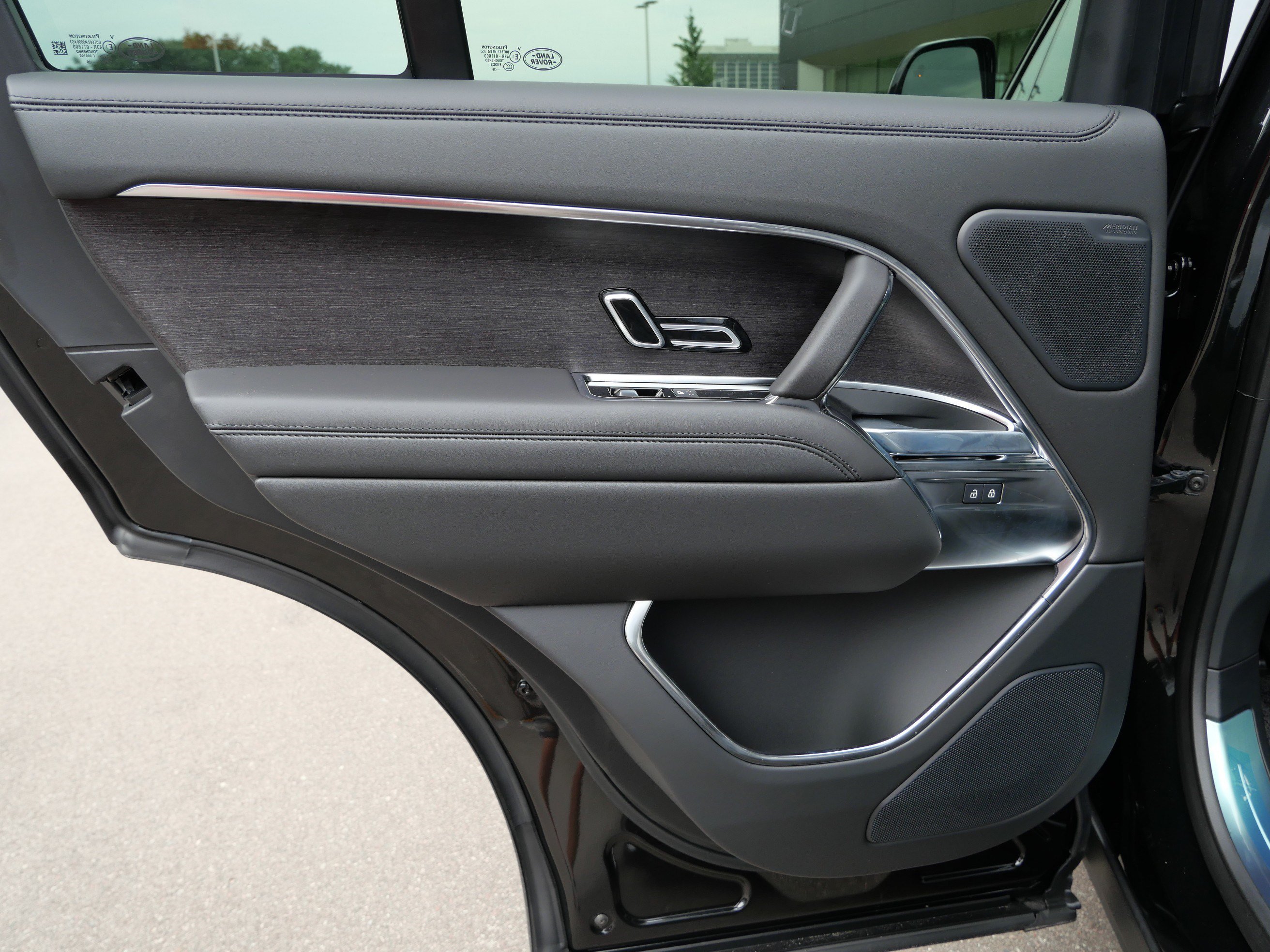 New 2026 Santorini Black Land Rover SE image 6