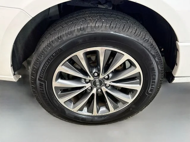 Used 2017 White Platinum Clearcoat Lincoln Select image 35