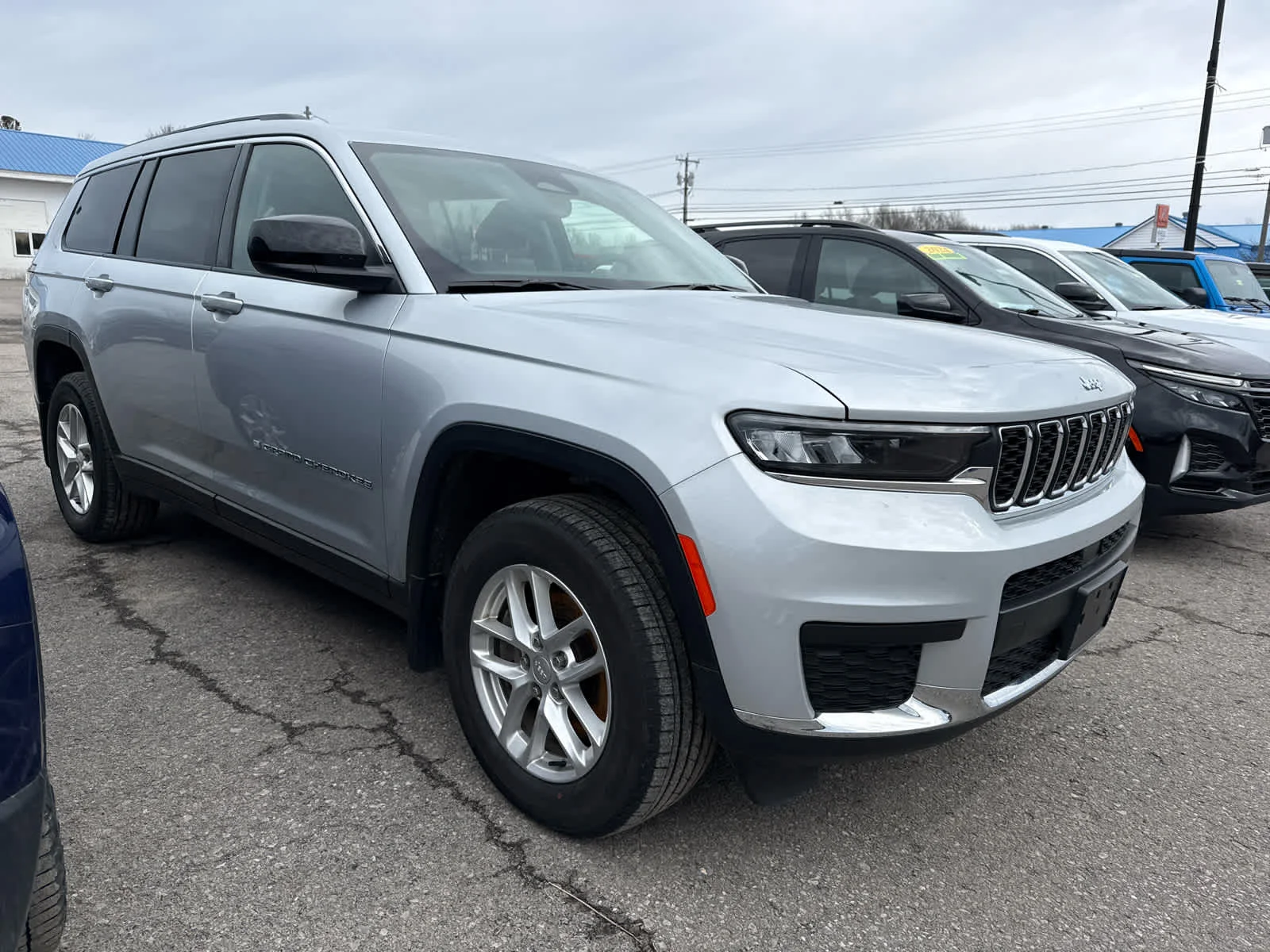 Used 2023 Silver Zynith Jeep Laredo image 3