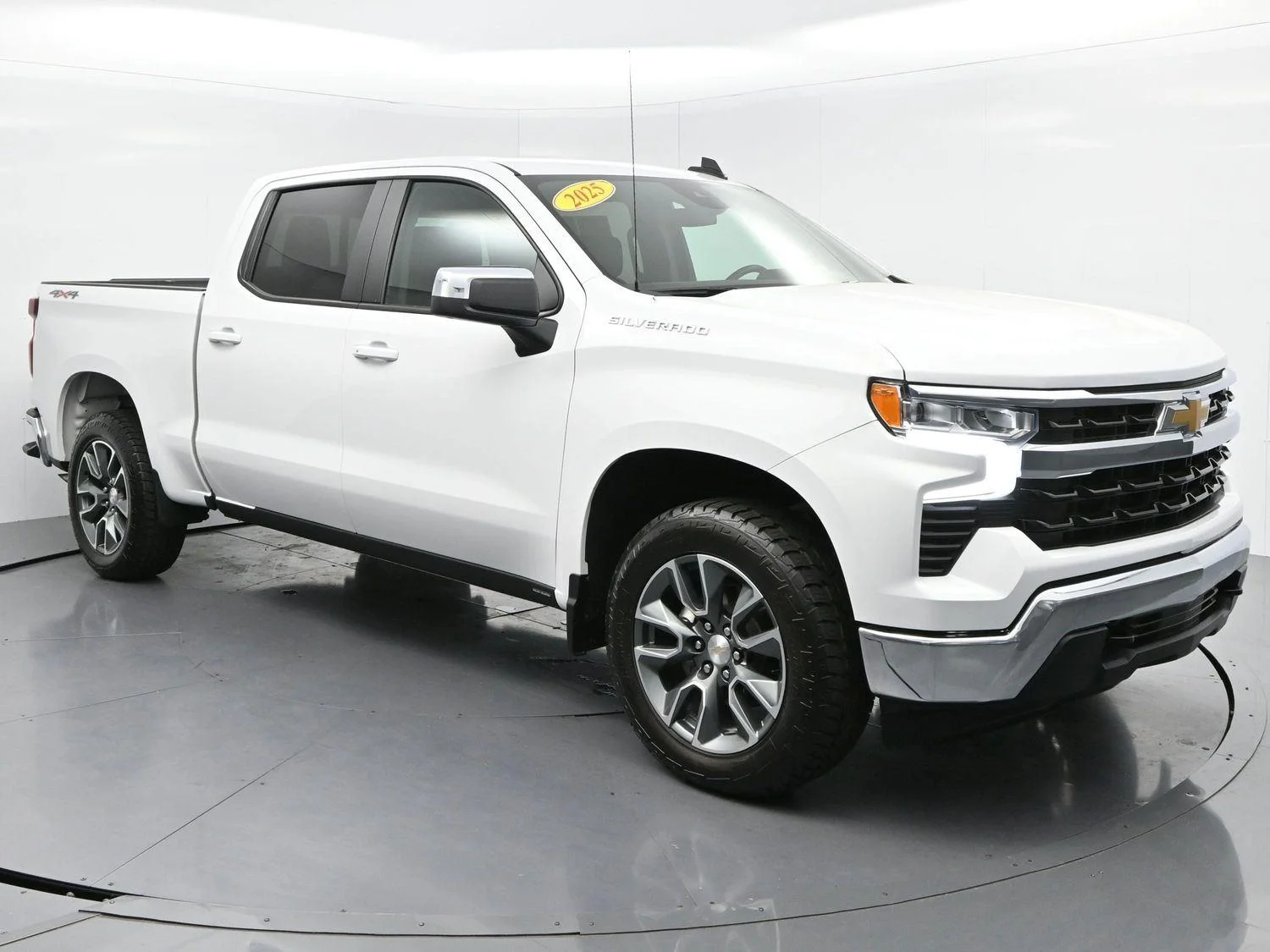 Used 2025 Summit White Chevrolet LT image 2