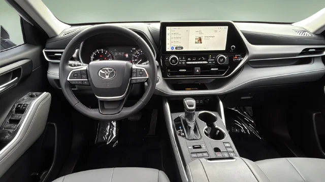 Used 2026 White/off-white Toyota XLE image 10