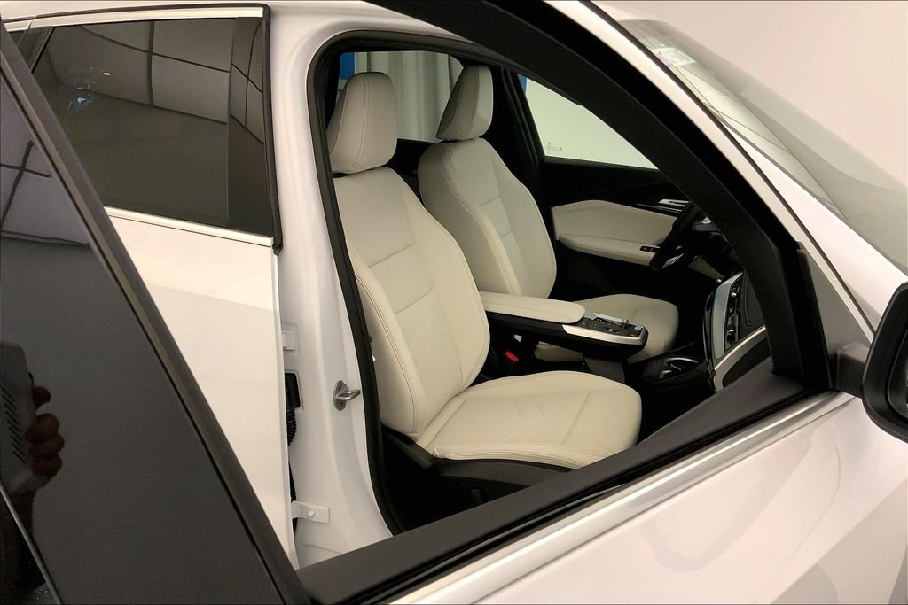 Used 2026 Mineral White Metallic BMW  image 7