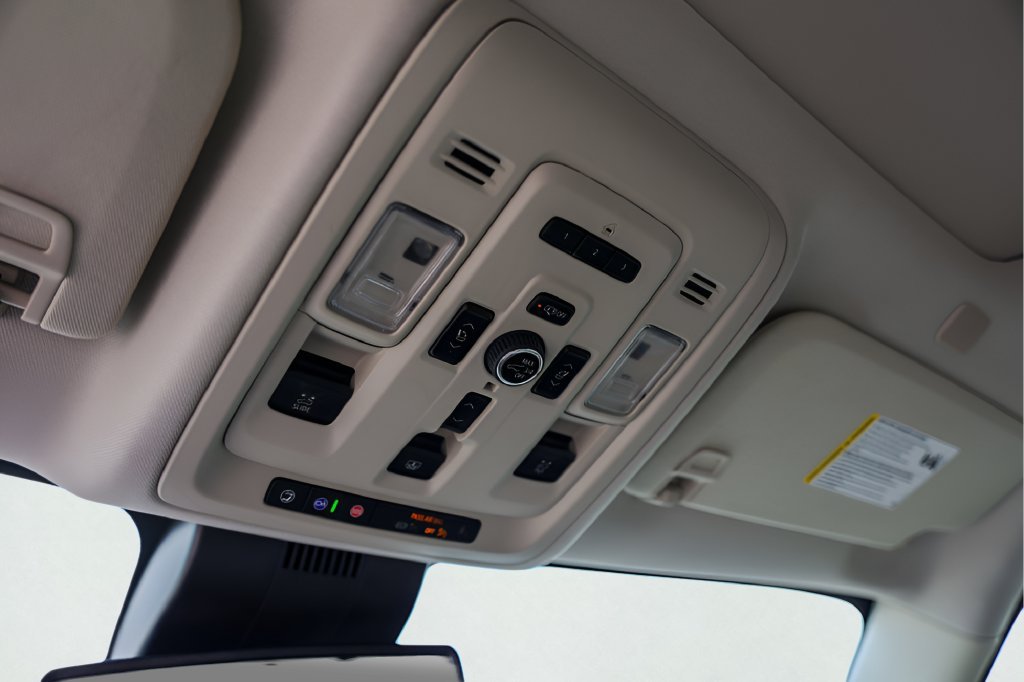 Used 2024 White GMC Denali image 22