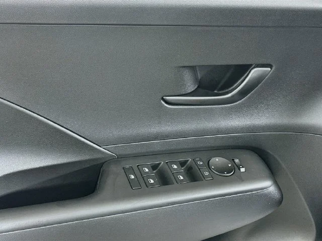 New 2027 White Hyundai SE image 10