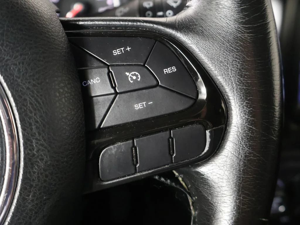 Used 2018 White Jeep Latitude image 36