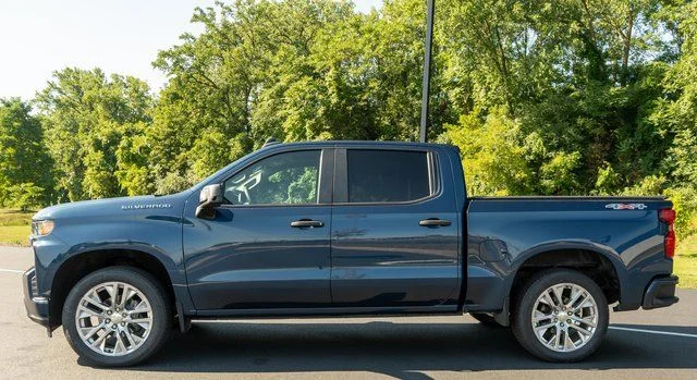 Used 2019 Blue Chevrolet Custom image 9