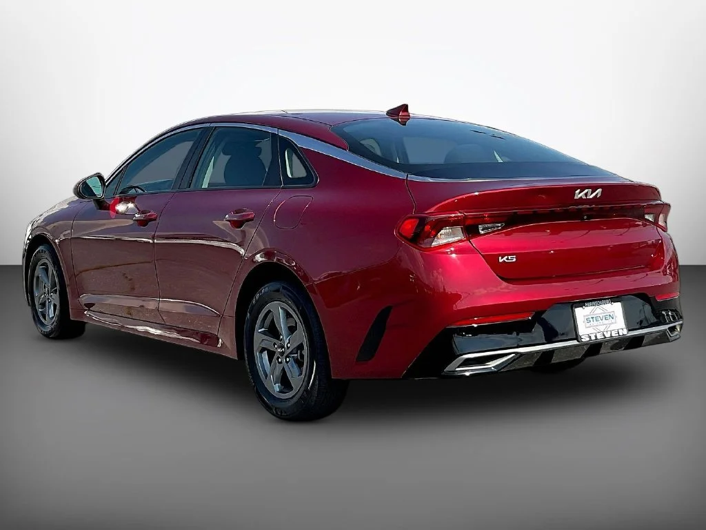 Used 2023 Red Kia LXS image 4