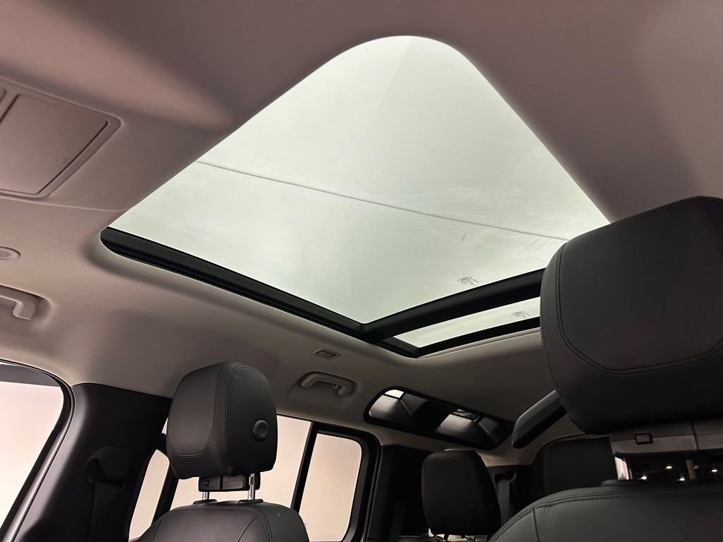 Used 2023 Fuji White Land Rover SE image 11