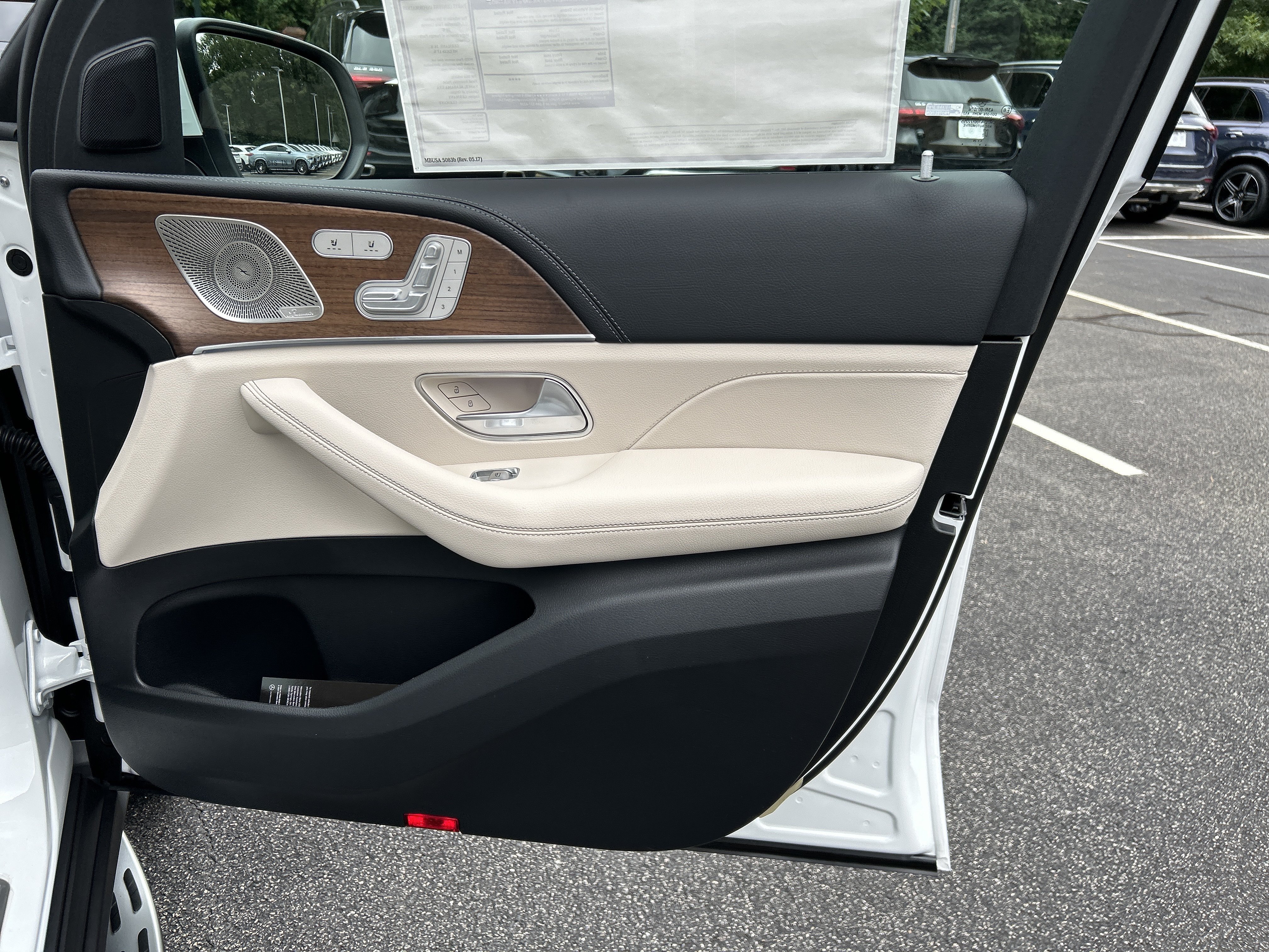 New 2026 MANUFAKTUR Moonlight White Metallic Mercedes-Benz GLE 450 4MATIC® SUV image 41