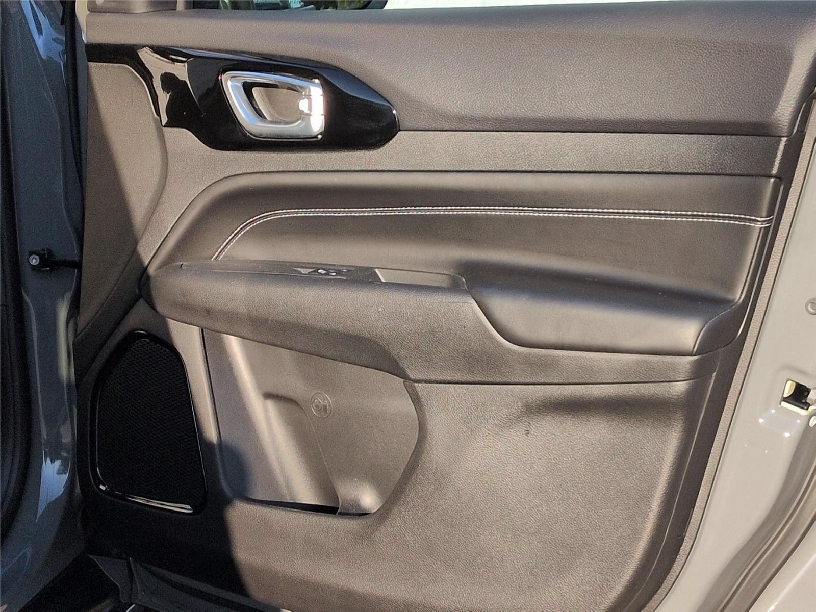 Used 2024 Baltic Gray Metallic Clearcoat Jeep Latitude image 34