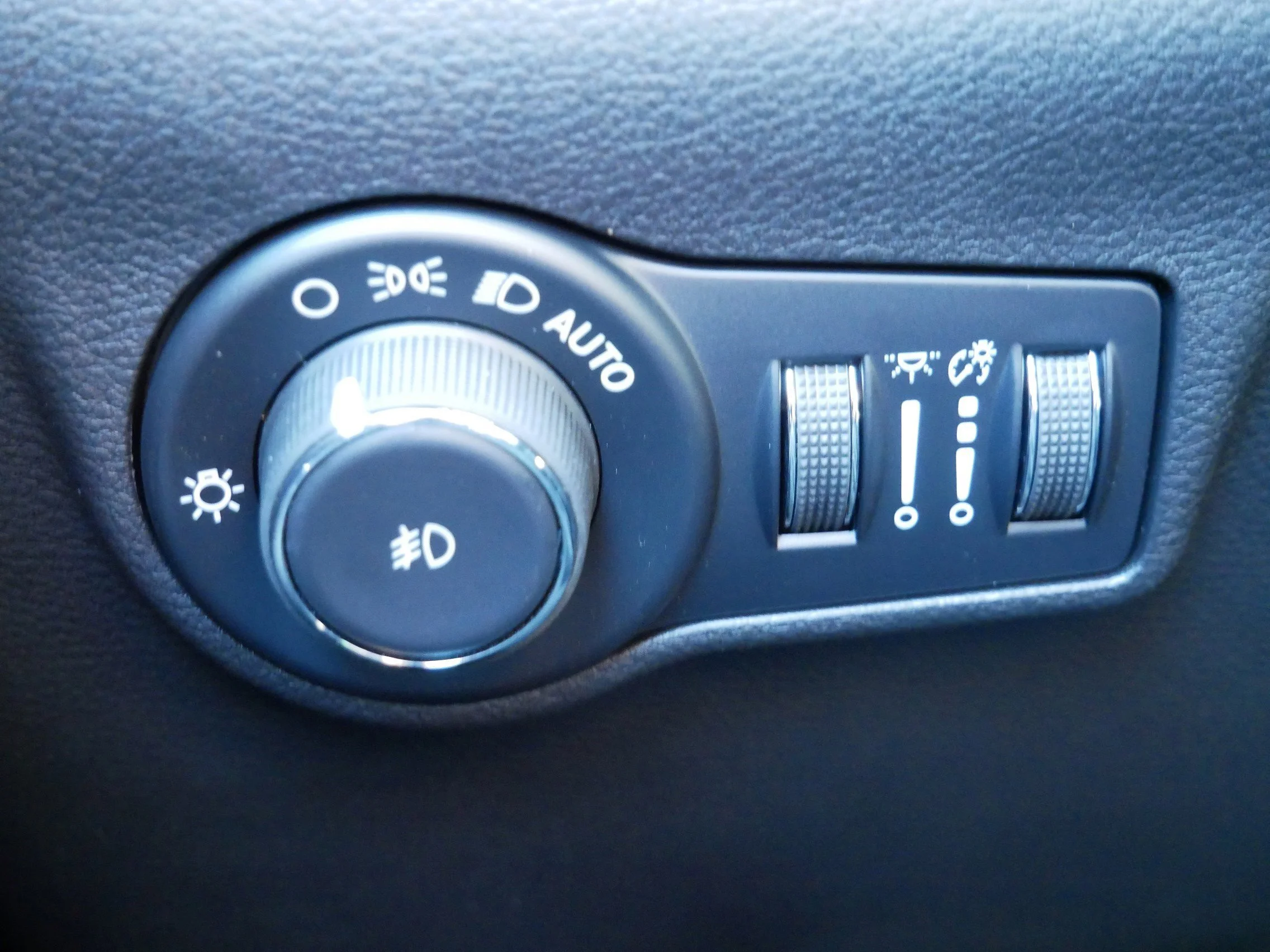 New 2026 Diamond Black Crystal Pearlcoat Jeep Latitude Altitude image 14