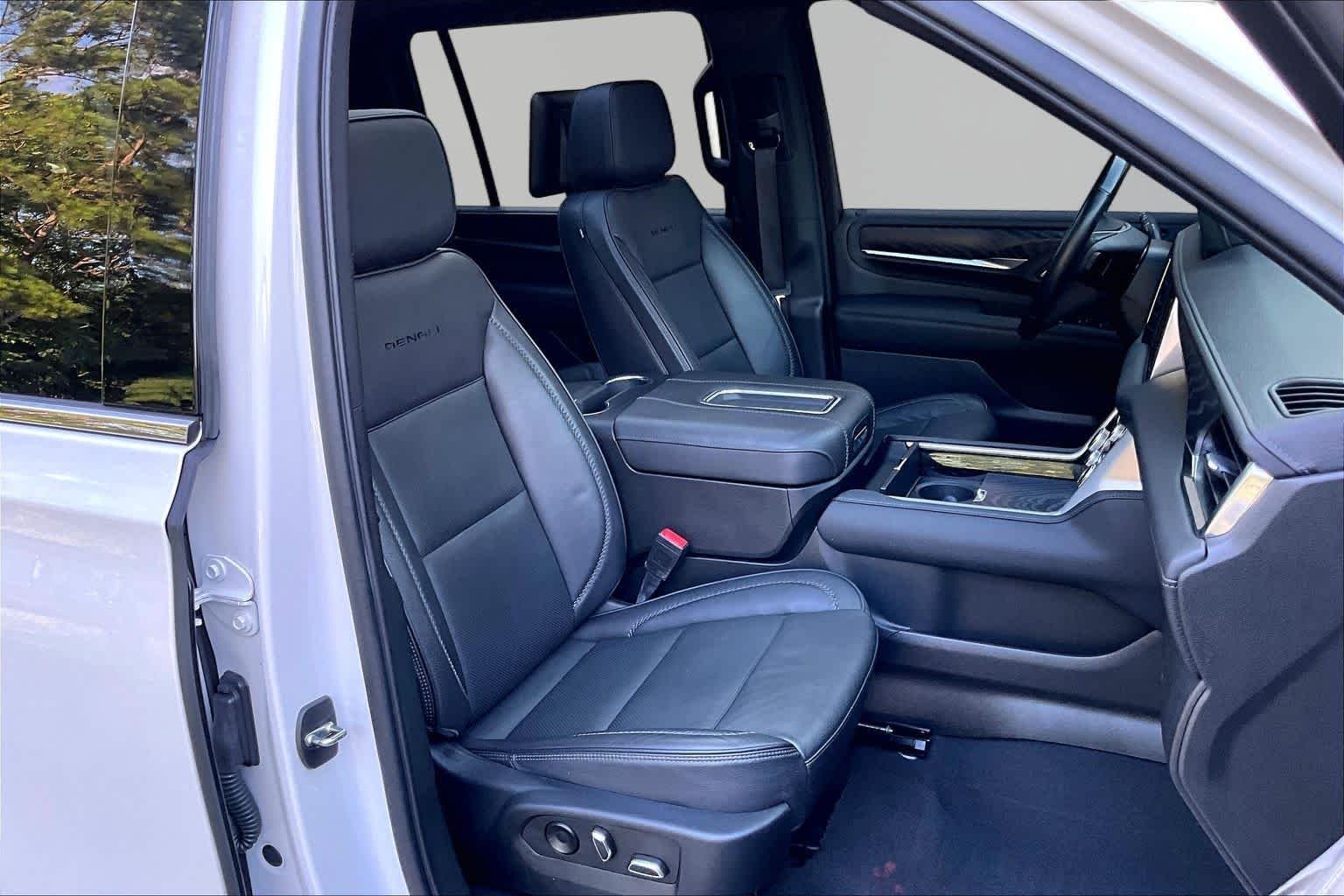 Used 2022 White Frost Tricoat GMC Denali image 9