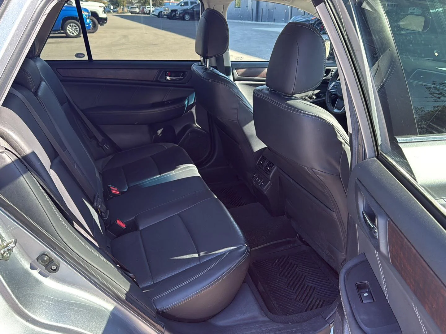 Used 2019 Ice Silver Metallic Subaru Limited image 11