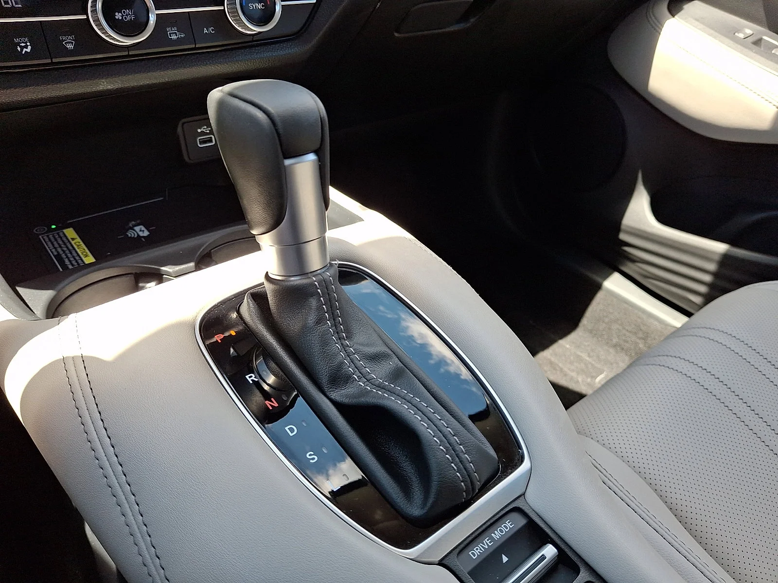 Used 2025 Platinum White Pearl Honda EX-L image 13