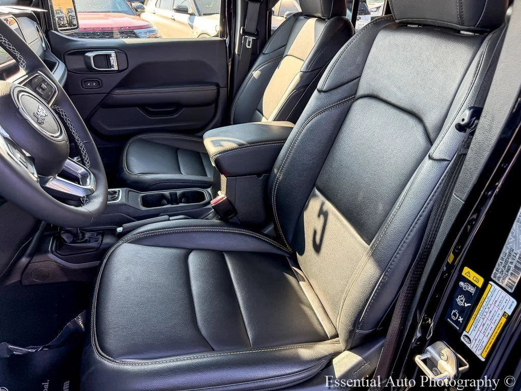 Used 2025 Black Clearcoat Jeep Sahara image 9
