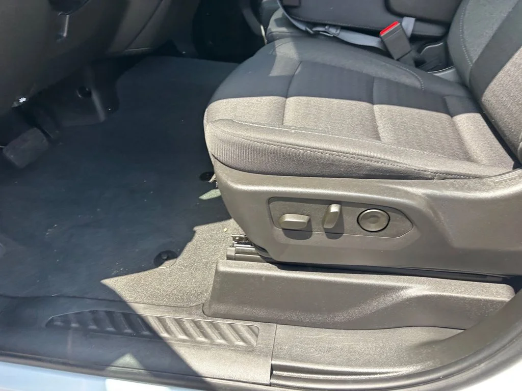 Used 2025 White Chevrolet Custom image 21