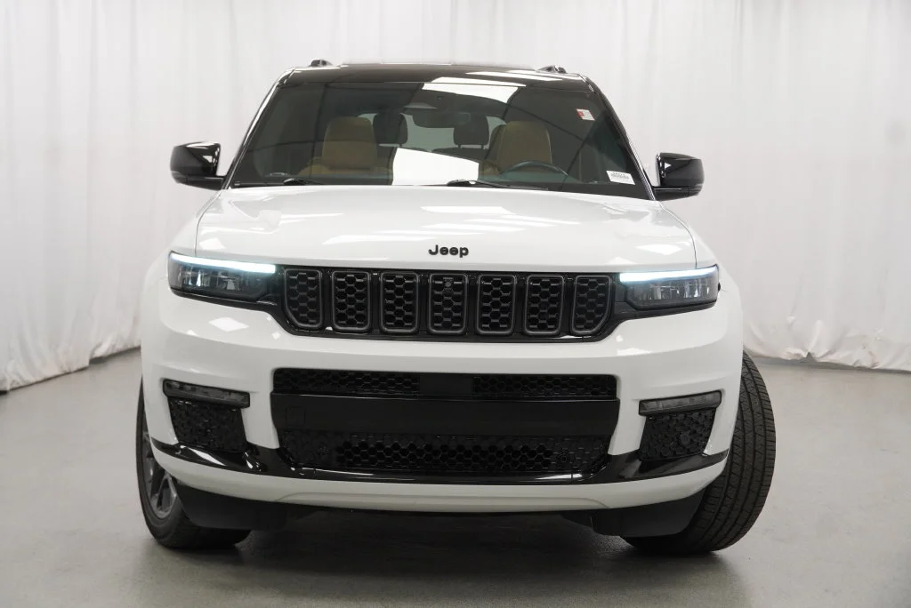 Used 2024 White Jeep Summit Reserve image 11