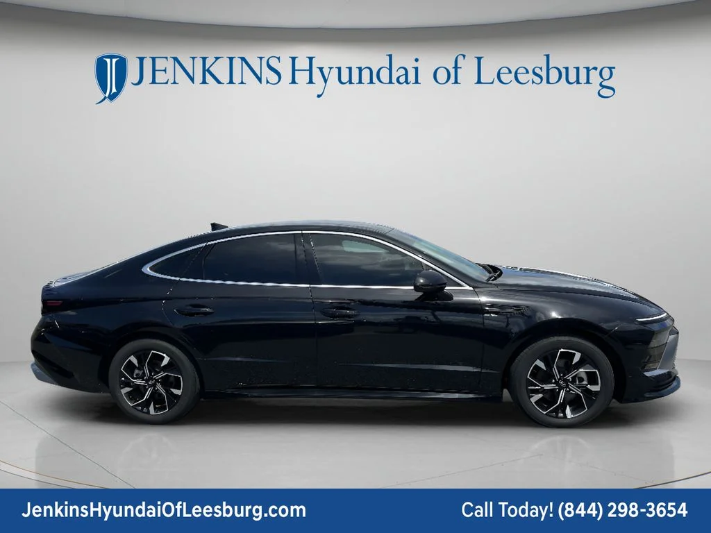 Used 2024 Black Hyundai SEL image 3