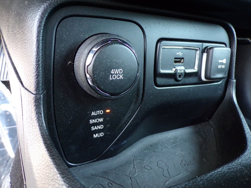 Used 2015 Green Jeep Latitude image 22