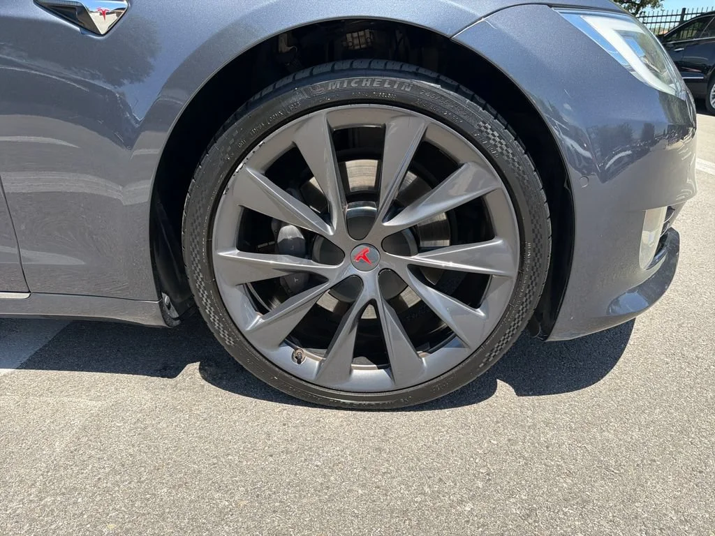 Used 2018  Tesla 75D image 17