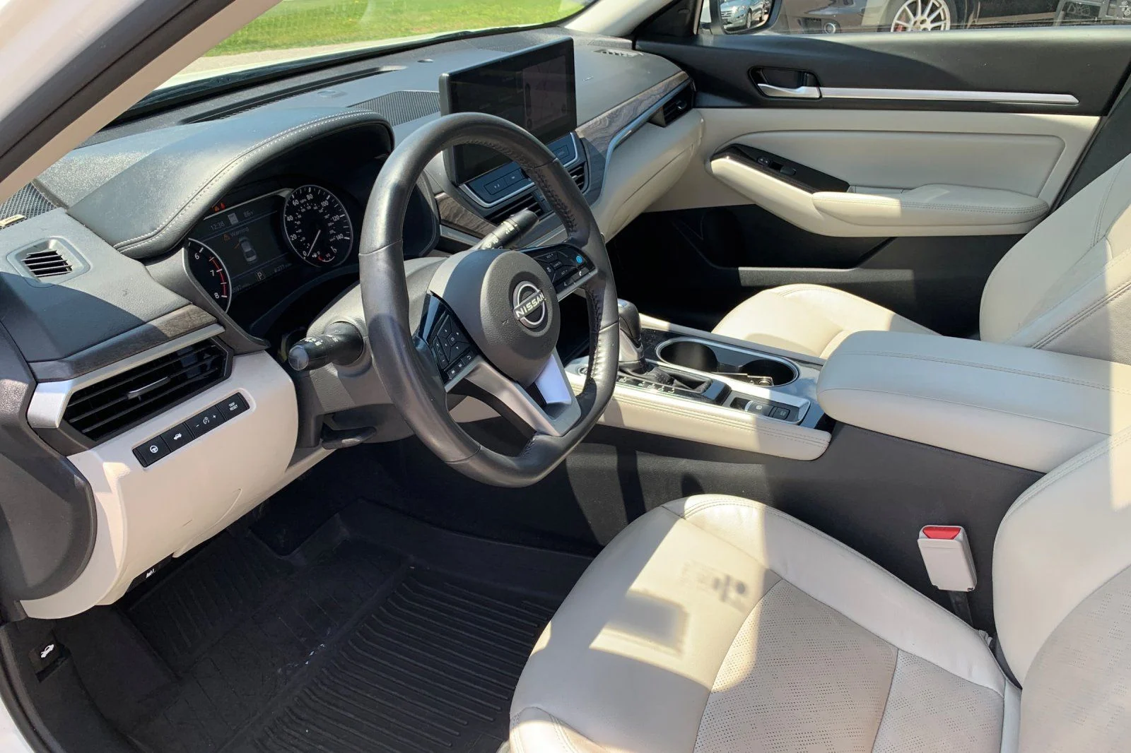 Used 2024 White Nissan 2.5 SL image 11
