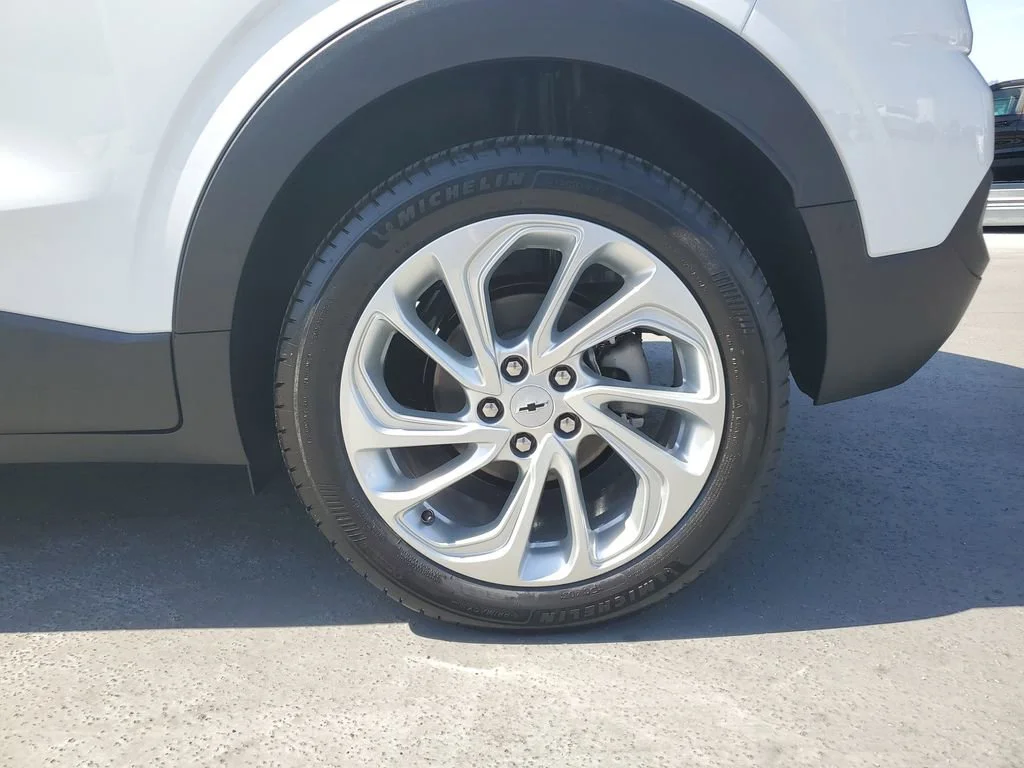New 2027 Summit White Chevrolet LT image 6