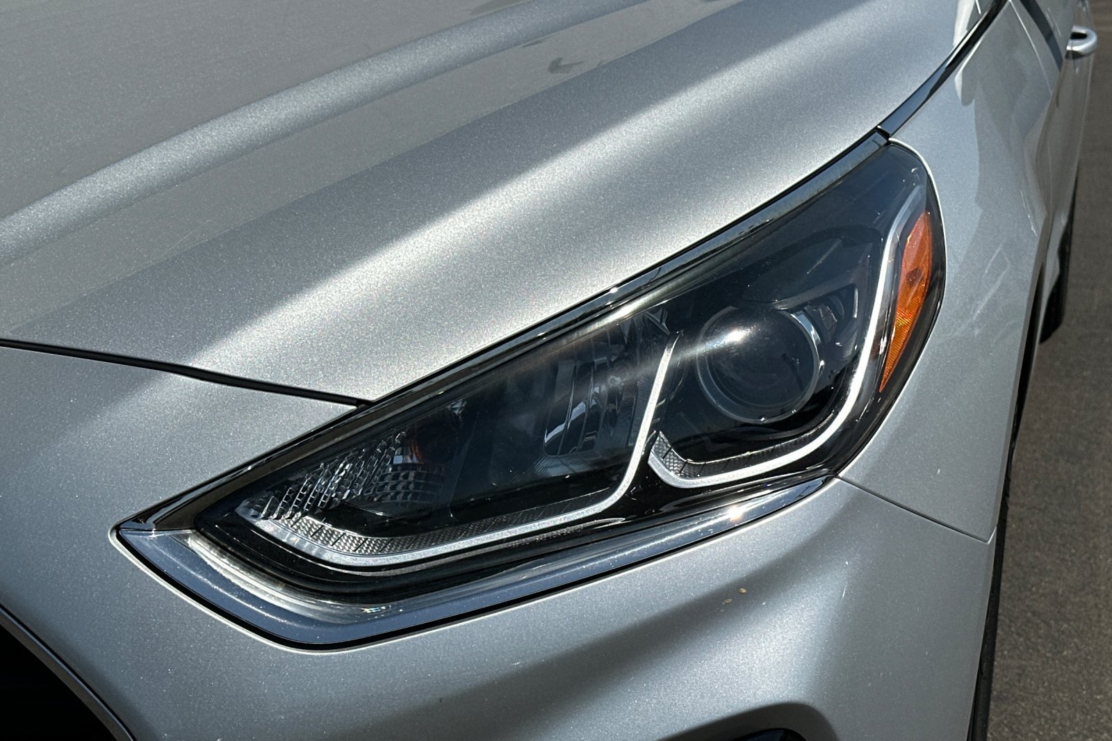 Used 2018 Silver Hyundai SE image 31