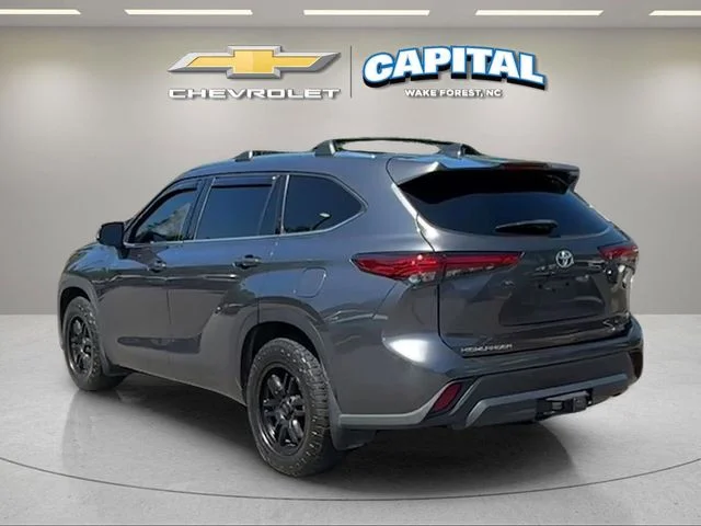 Used 2020 Gray Toyota XLE image 3
