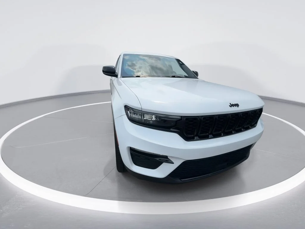 Used 2025 White Jeep Limited image 3