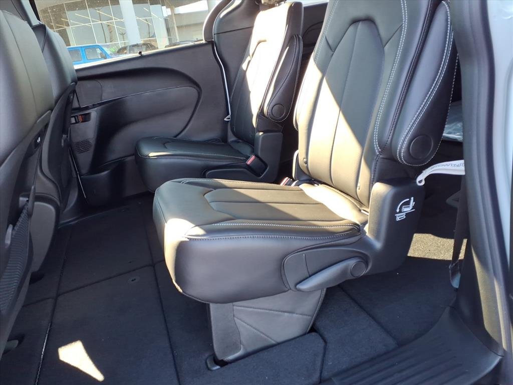 2026 Chrysler Pacifica photo 4