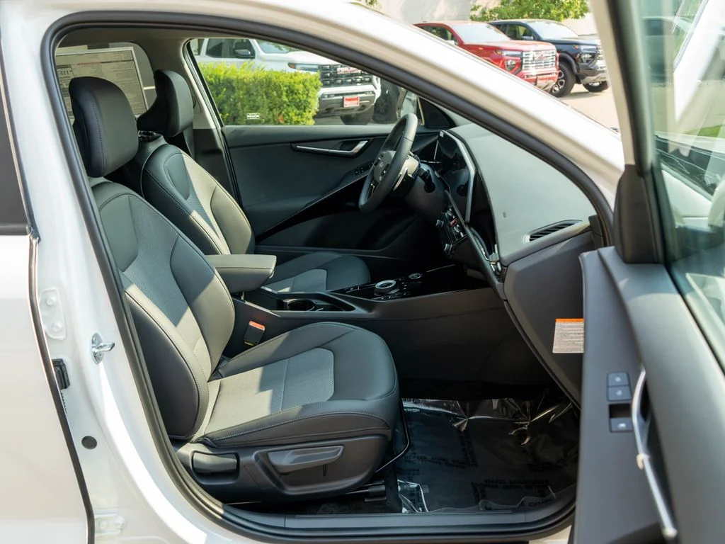 New 2026 Snow White Pearl Kia WIND image 10