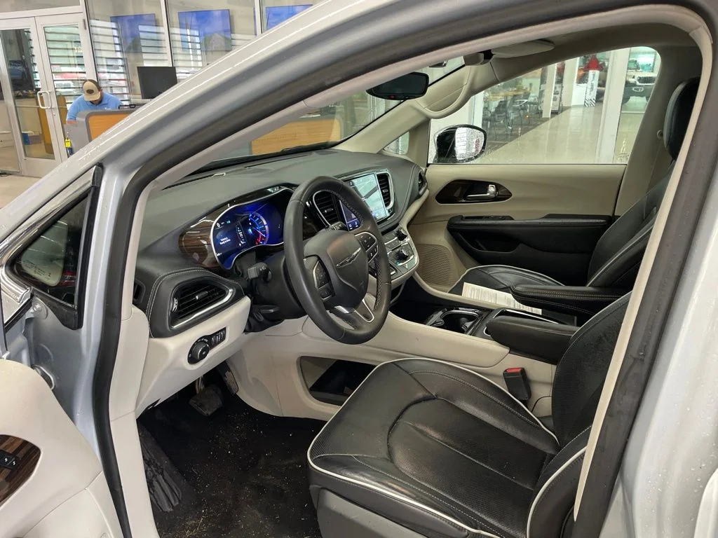 Used 2023 Silver Chrysler Limited image 5