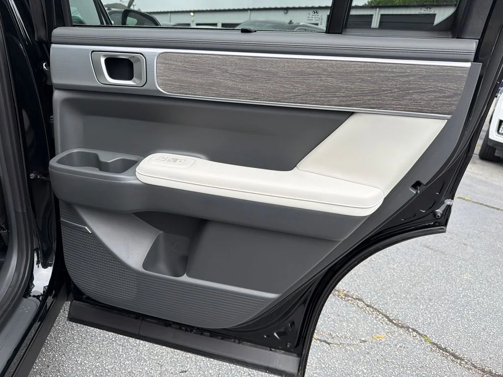 Used 2025 Black Hyundai Limited image 16