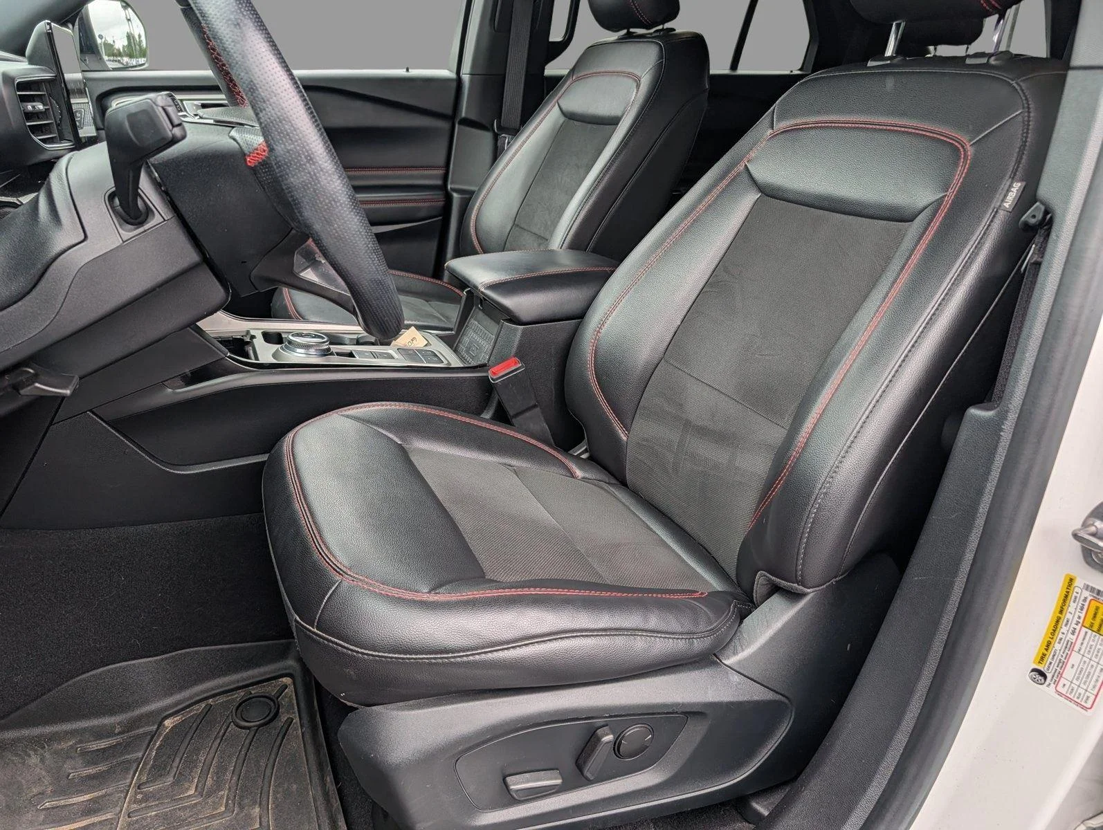 Used 2022 Star White Metallic Tri-Coat Ford ST-Line image 11