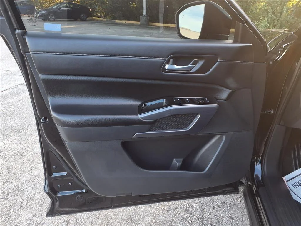 Used 2023 Super Black Nissan SL image 15
