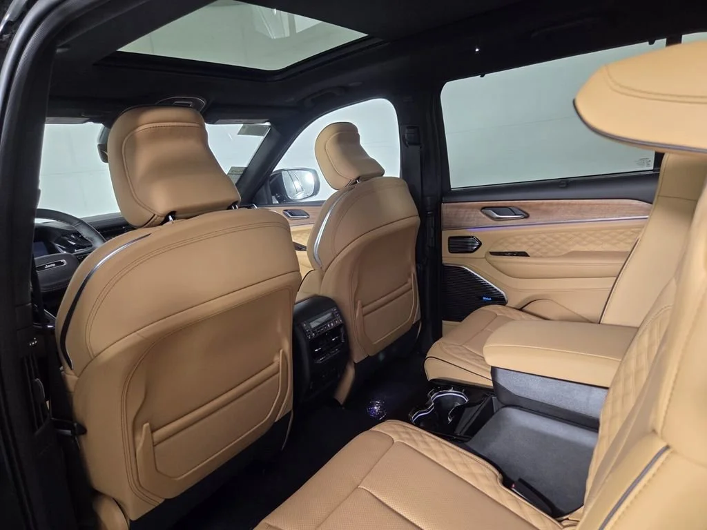 New 2026 Diamond Black Crystal Pearl-Coat Exterior Paint Jeep Summit image 18