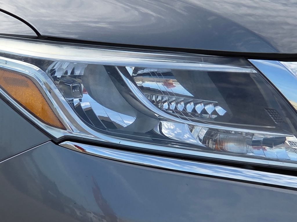 Used 2015 Gray Nissan SL image 15