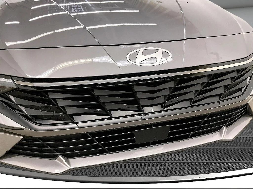Used 2025 Silver Hyundai SEL Convenience image 31
