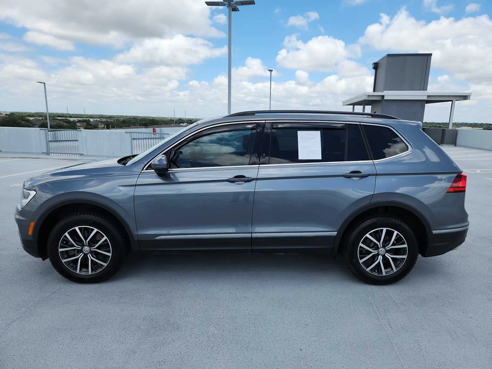 Used 2020 Platinum Gray Metallic Volkswagen SE image 4