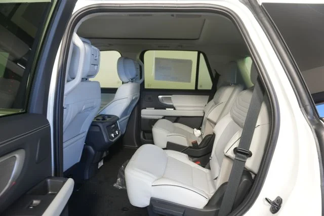 New 2027 Star White Metallic Tri-Coat Ford Platinum image 24